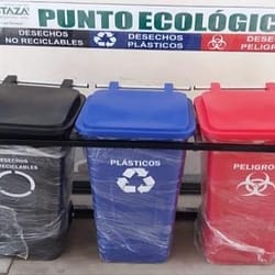 PUNTO ECOLOGICO DE RECICLAJE CON RUEDAS TAPA PLANA DE TRES CONTENEDORES, CAPACIDAD 75 LITROS